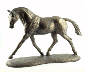 Trabendes Warmblut – Skulptur von Harriet Glen