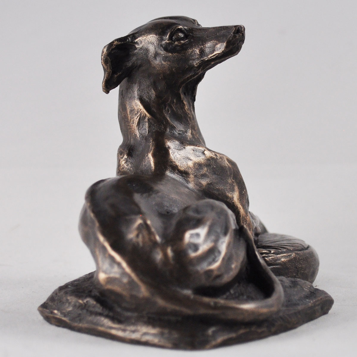 Skulptur "Liegender Whippet" – Bild 4